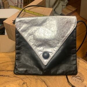 80’s EMBOSSED SILVER AND SMOOTH BLACK LEATHER ENVELOPE CROSSBODY SHOULDE…
